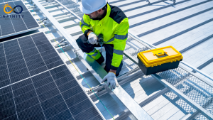 DIY vs. Professional Solar Panel Maintenance